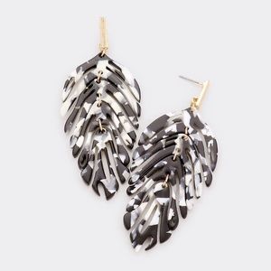 Palm Leaf Movable Earrings-Black/White